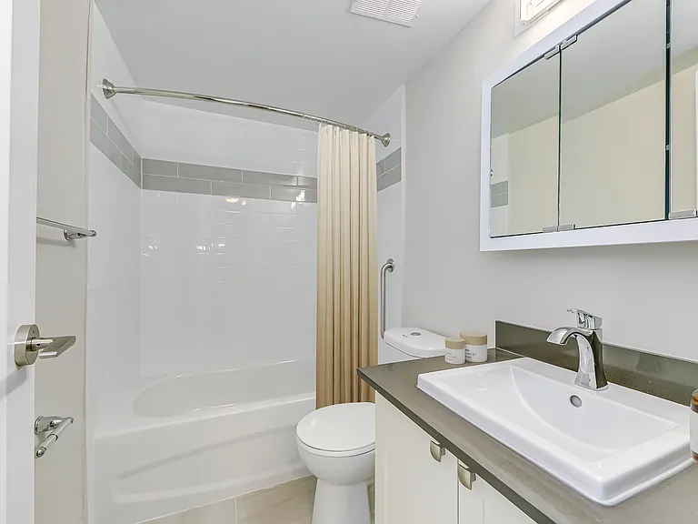 205 Queen Mary Dr — Photo 7