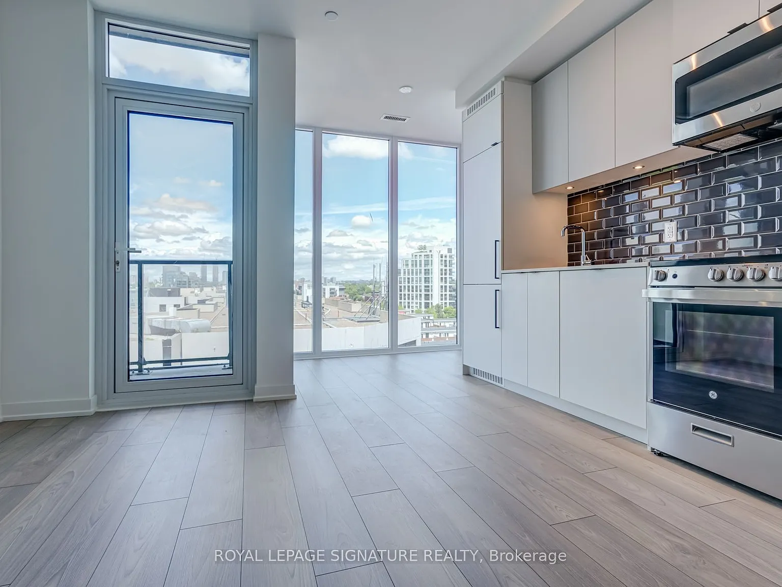 XO2 Condos — Photo 1