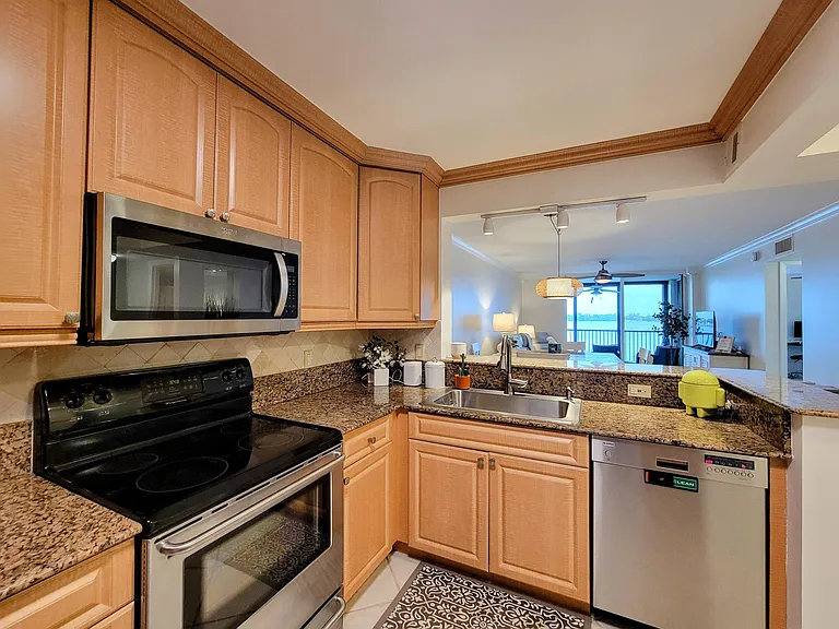 111 Lake Emerald Dr #406 — Photo 1