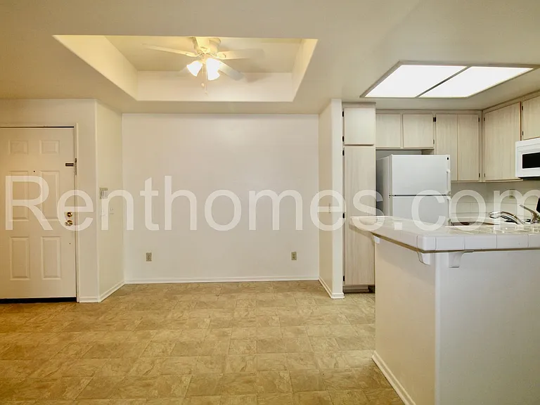 510 Camino De La Reina #104 — Photo 8
