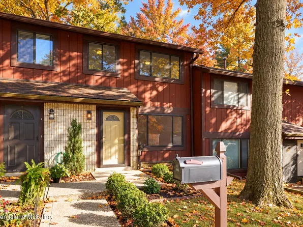7 Stone Ln, Staten Island, NY 10314