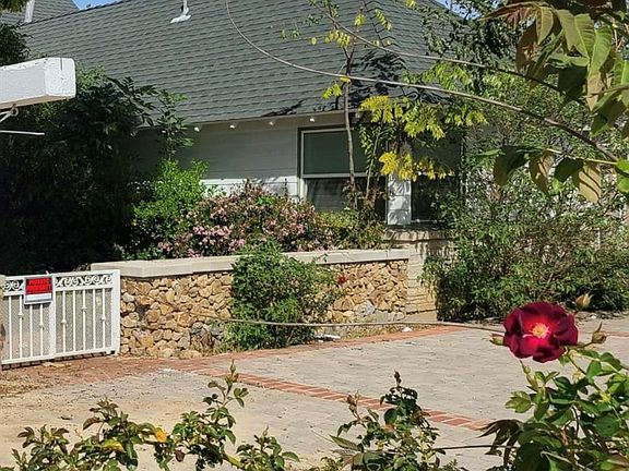 3rd image of 13909 Victory Blvd