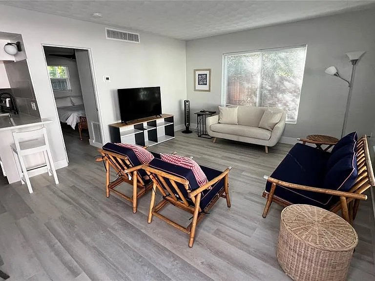 976 Tennessee Ln — Photo 2