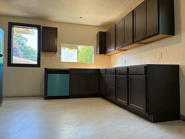 552 W Broadway — Photo 2