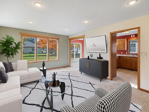 2nd image of 909 Willow Grove Cir