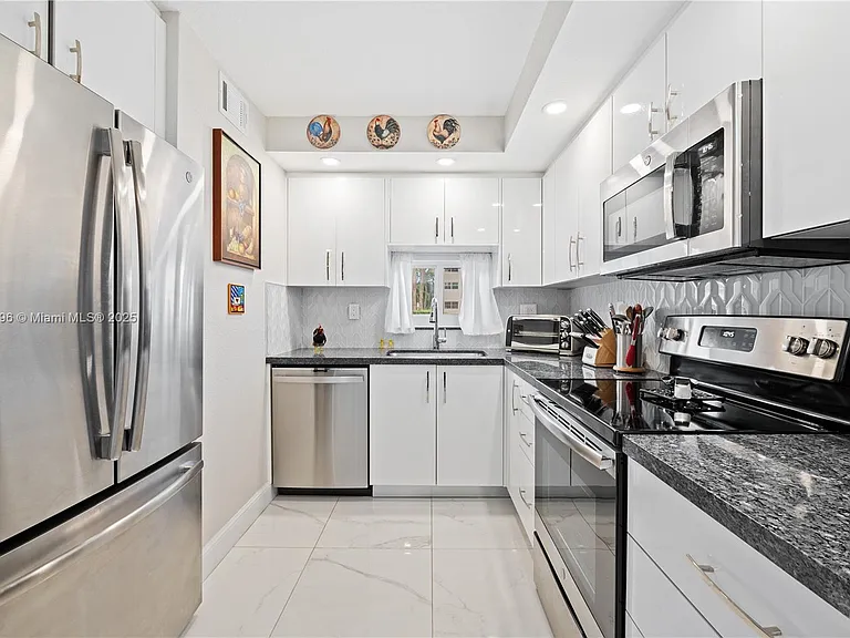 711 S Hollybrook Dr #109 — Photo 6