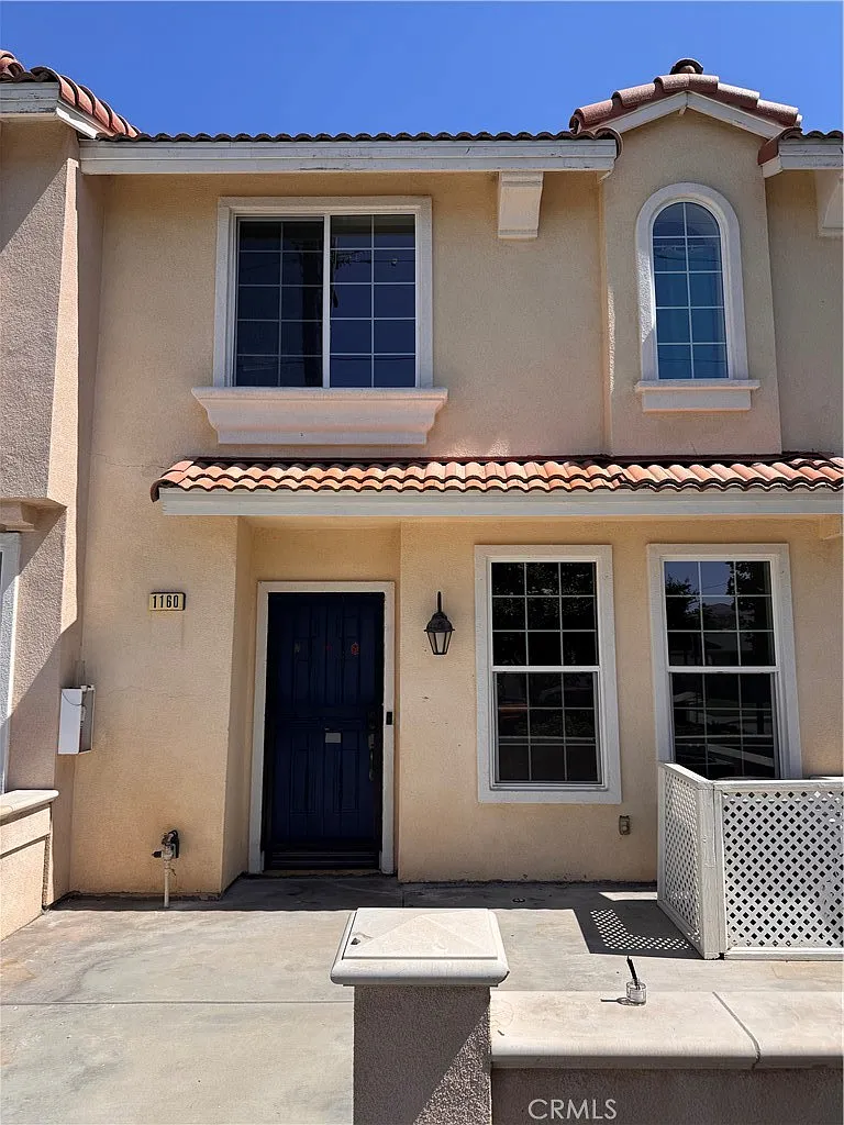 3 bed, 2.5 bath, 1370 sqft, $3,300 — Photo 2
