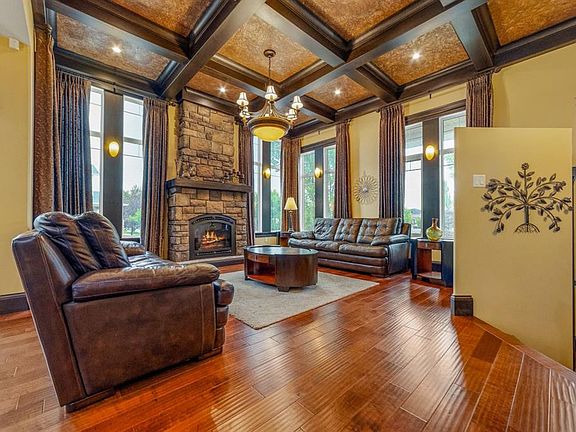 4th image of 226 NE Riverstone Blvd W