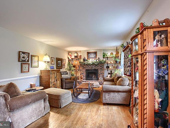 4th image of 14 Broadmoor Dr