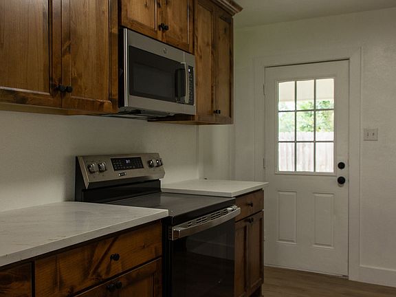Kitchen, Side door to Driveway