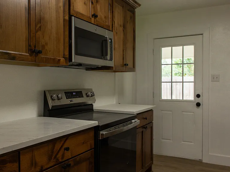 Kitchen, Side door to Driveway