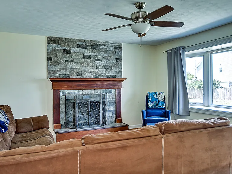 Stone face around gas fireplace