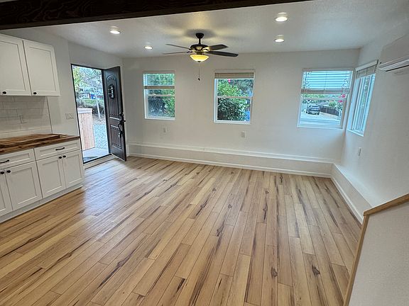 5th image of 3043 Helix St