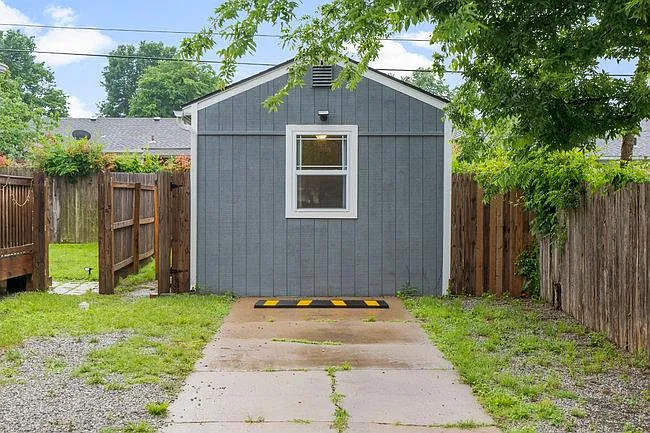 E 2nd St, Tulsa — Photo 4