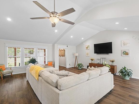 5th image of 801 Montezuma Ave