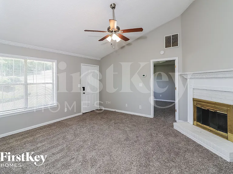 3818 Clarendon Pl — Photo 2