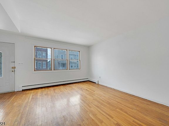 3rd image of 183 Devon St