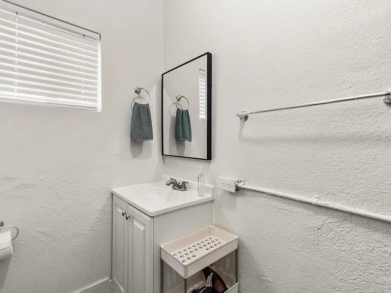 3522 Altura Ave #C — Photo 5