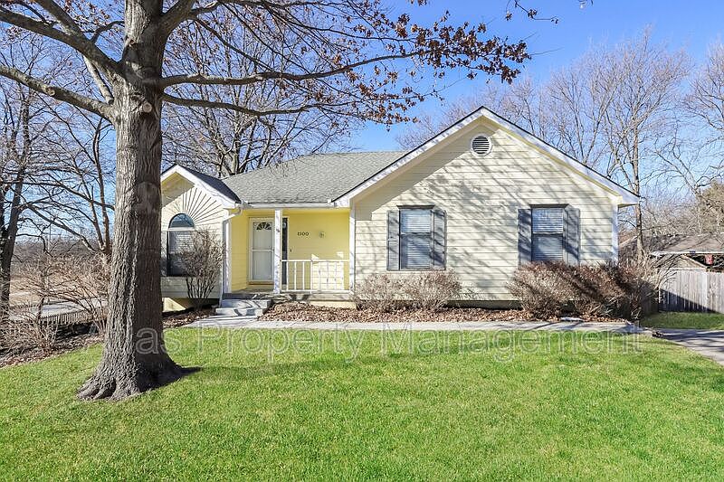 1st image of 1100 NE Birchwood Dr