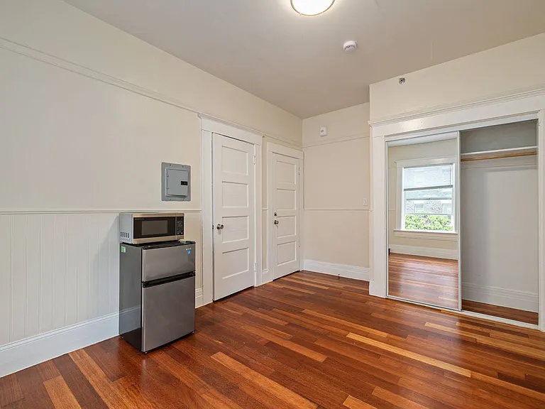 1008 Larkin — Photo 17