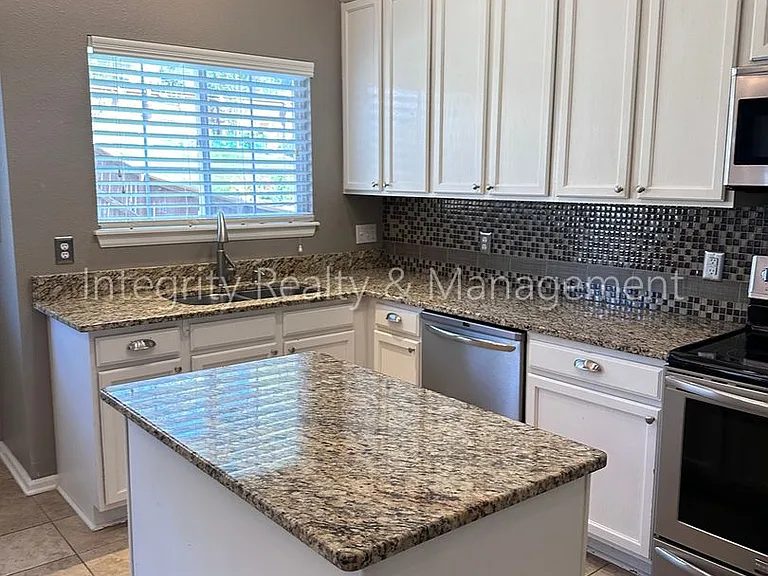 1041 Laurenwood Ln — Photo 15