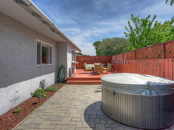 3rd image of 30 Marie Ct