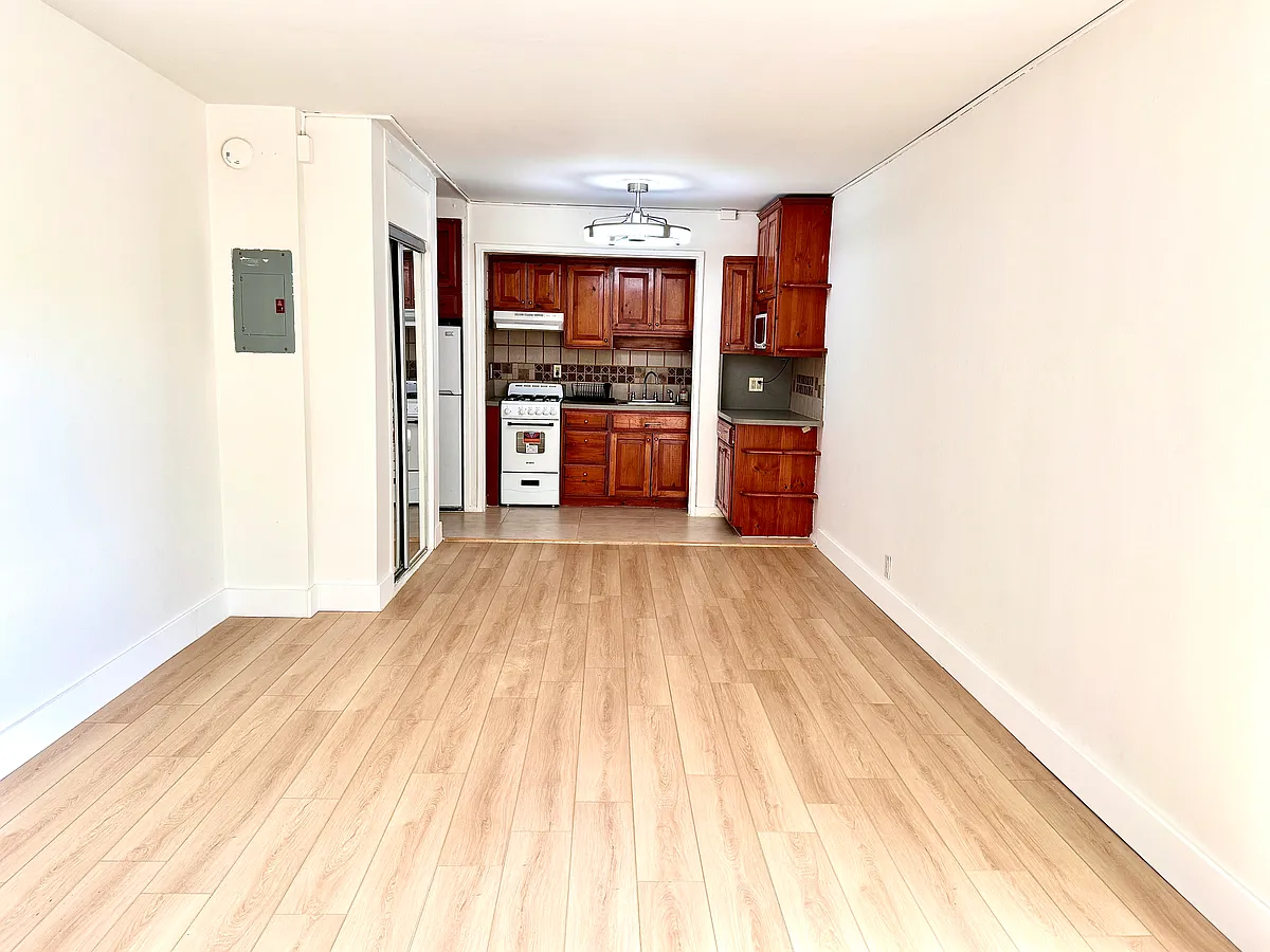 Larges Studio - 400 Fairview Ave #5D