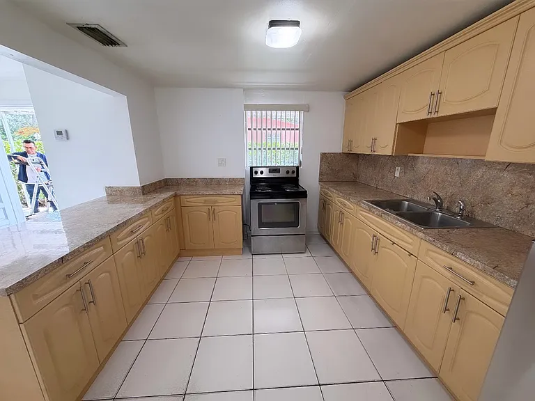 6915 SW 22nd St #6915 — Photo 3