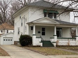 1101 6th St, Charleston, IL 61920