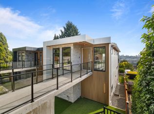 971 Adderley St, North Vancouver, BC V7L 1T1