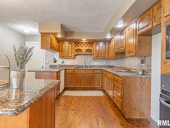 4th image of 29 Hyde Park Dr