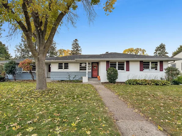 1642 Maple Knoll Dr, Falcon Heights, MN 55113