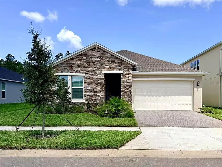 1307 Broward Dr — Photo 1