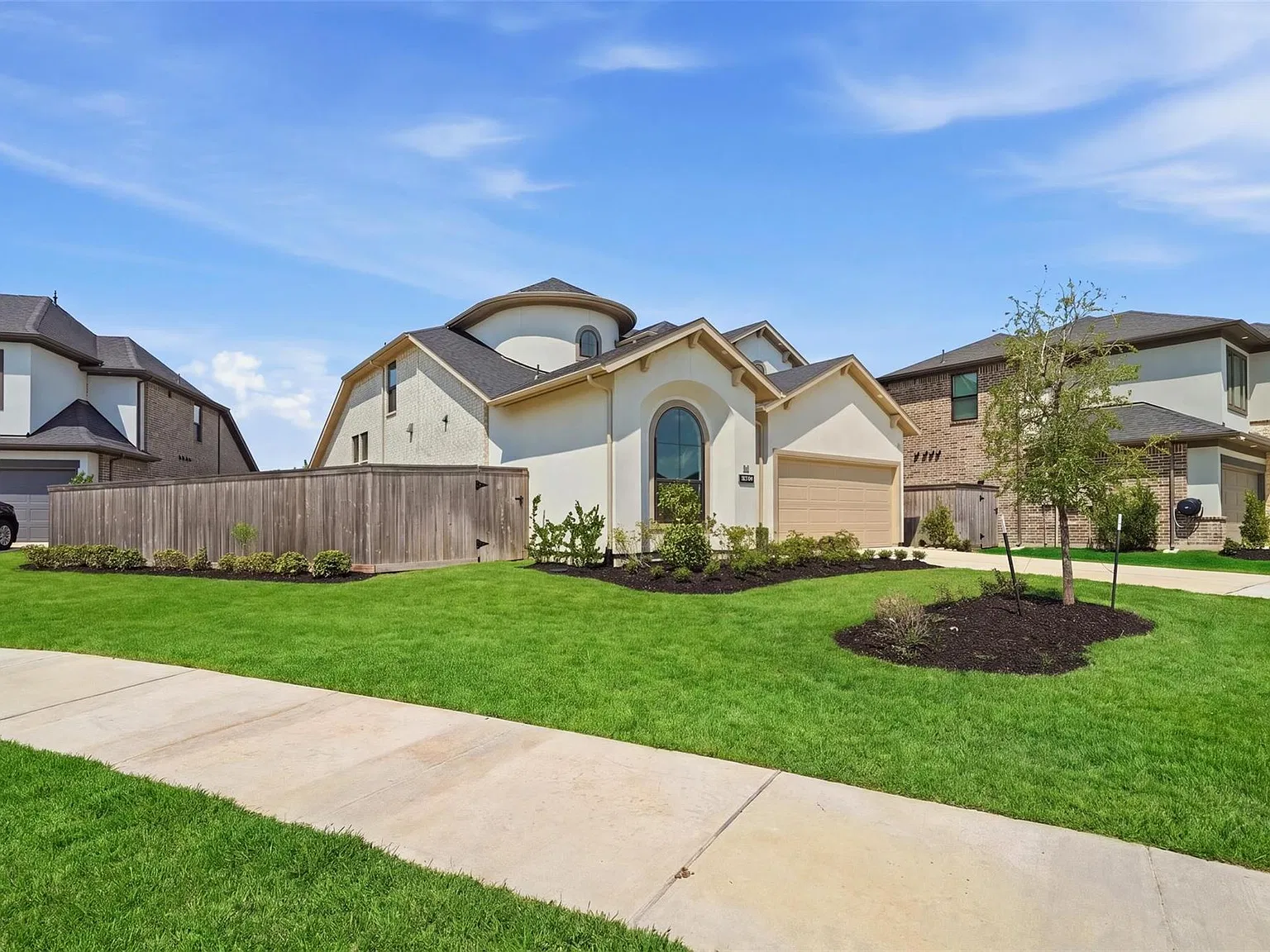 4 bed, 3.0 bath, 2423 sqft, $4,500 — Photo 2