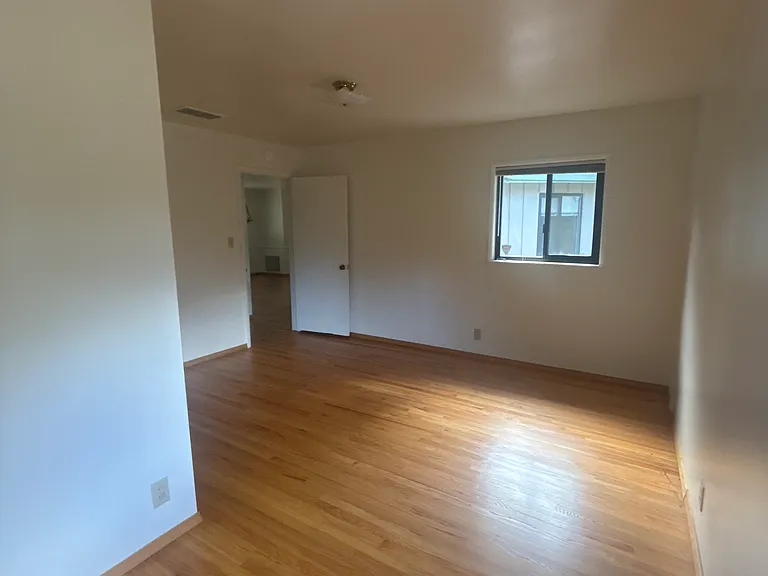 1900 Meadowbrook Dr — Photo 13