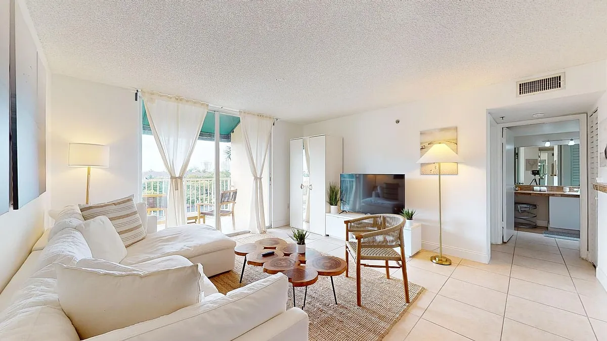 Living Room - 19701 E Country Club Dr #6-ID1022308P