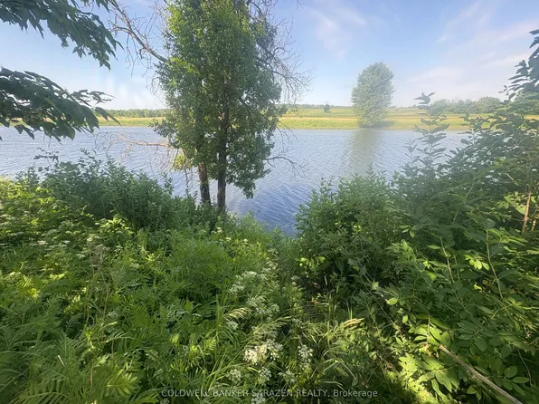 143 Gypsy Ln, Ottawa, ON K7S 3G7