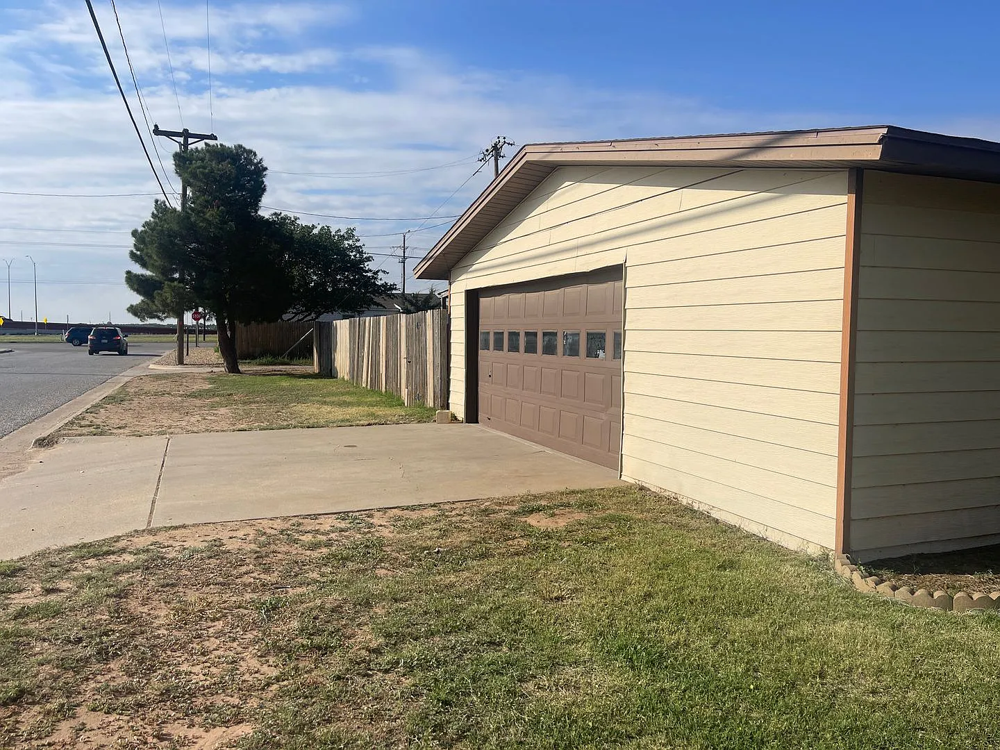 Move in Special! $200 off First Month! Adorable 2 Bedroom with 2 Car Garage Close to Hospitals an... — Photo 2