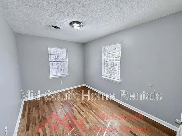 2054 Benford St — Photo 16