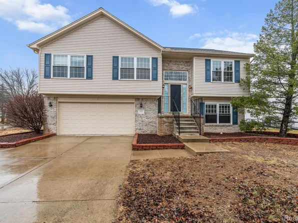 39082 Commons Dr, Romulus, MI 48174