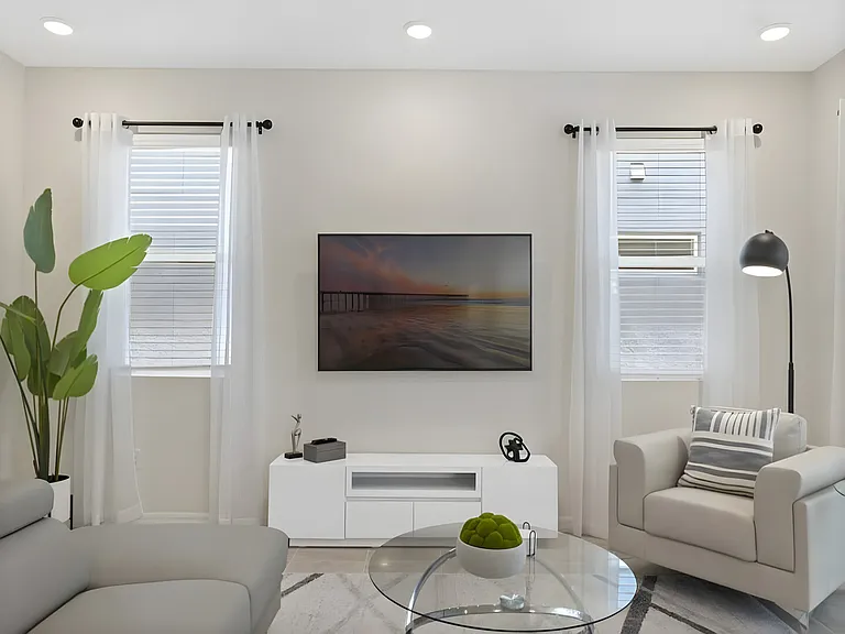 Tropical Palms Cir — Photo 11