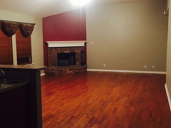 Living rm with fireplace