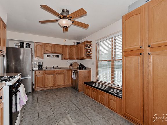 2nd image of 3575 Woodlawn Ave