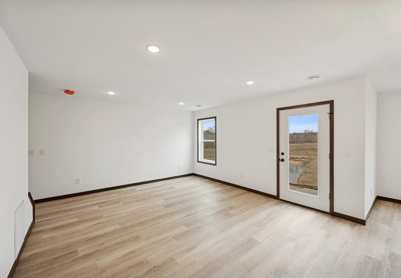 3 bed, 2.5 bath, 1676 sqft, $2,400 — Photo 2