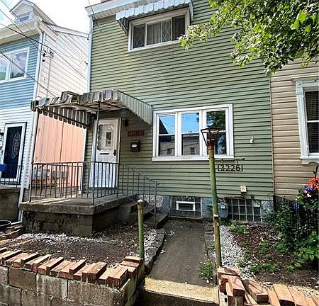 2nd image of 3226 Mary St