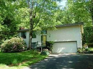 3 Cherokee Ln, Averill Park, NY 12018