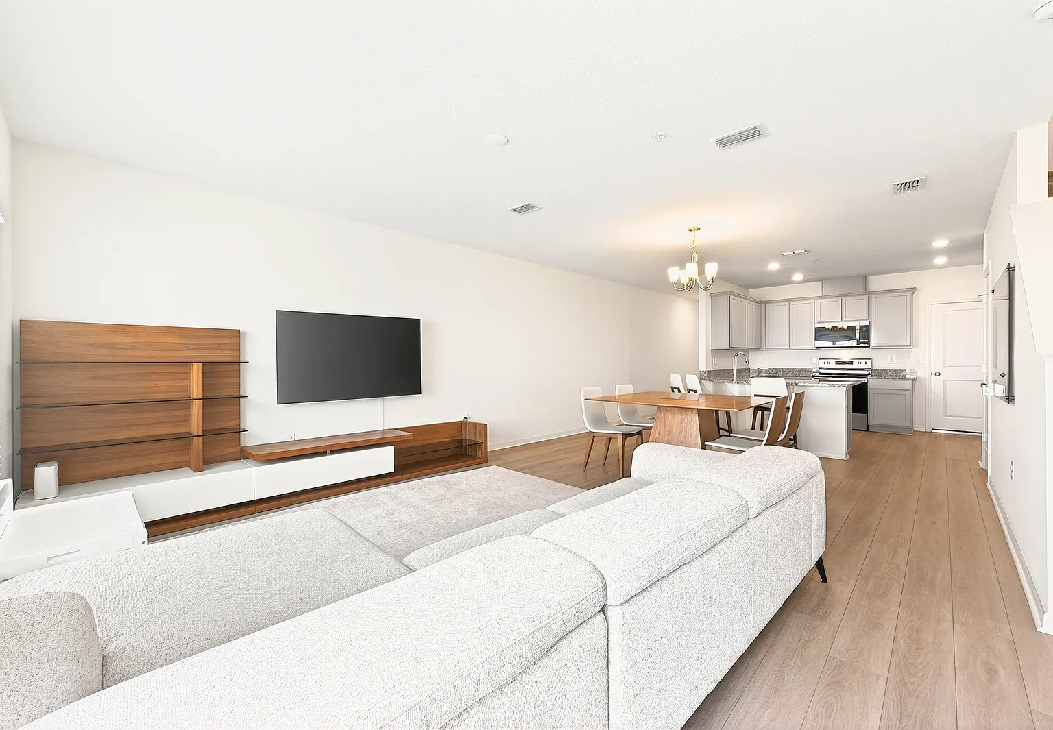 Modern 3-bedroom, 2.5-bath townhome for rent in Sanford — Photo 2