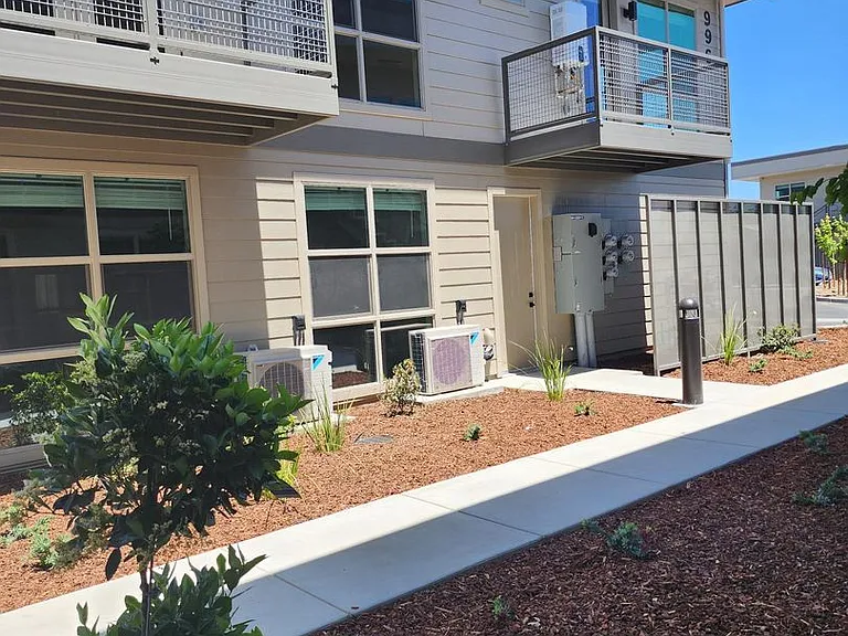 Vantage Pointe East — Photo 12