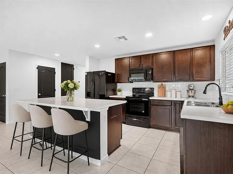 1097 Augustus Dr — Photo 4