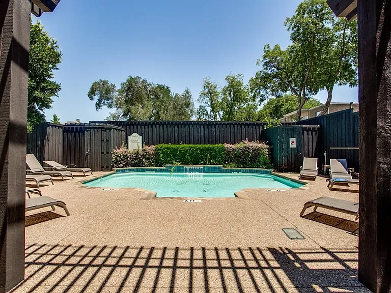 4734A Bradford Dr — Photo 4